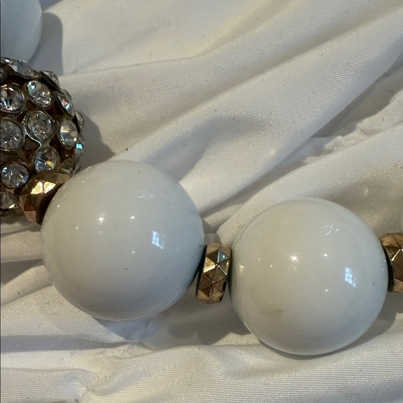 Elegant White Chunky Beaded Necklace with Rhinestone and Silver Accents - Picture 4 of 6